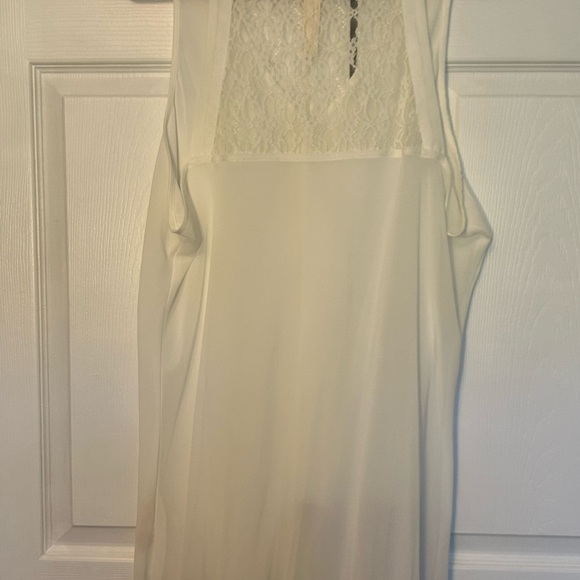 Pretty cream sleeveless blouse with ruffle collar. Size 2X. - Picture 2 of 2